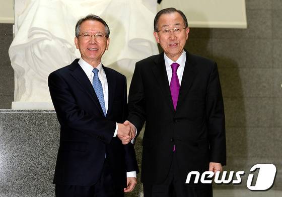 반기문 전 유엔 사무총장(오른쪽)과 백범김구선생기념사업회장인 김형오 전 국회의장이 26일 오전 서울 용산 백범김구기념관 내 백범 좌상 앞에서 악수하고 있다.2017.1.26/뉴스1 © News1 이광호 기자