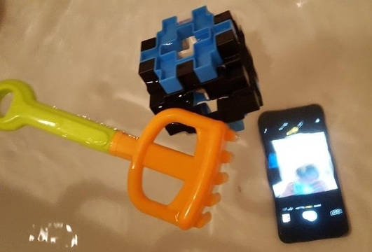 욕조물에 빠져있는 아이폰7 플러스의 모습. 방수 기능으로 제품 사용에 아무런 문제가 없었다. /박성우 기자