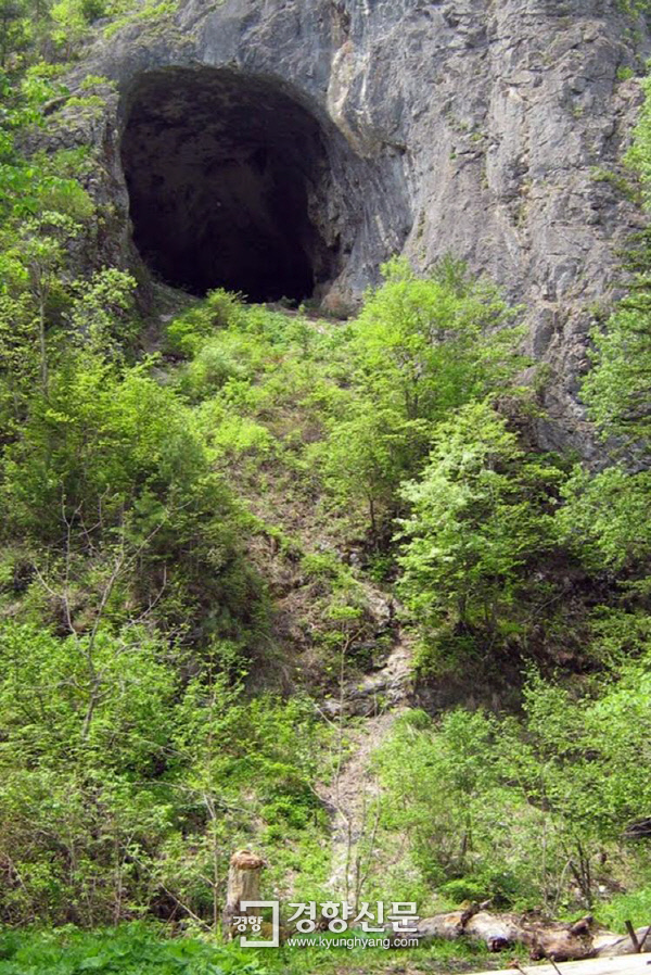 악마문 동굴 입구의 모습이다. 사진제공:Yuriy Chernayavskiy