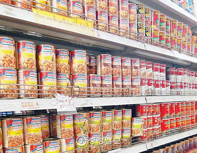 이태원 우사단로의 포린 푸드 마트. 후무스 통조림 등 이국적 식료품이 매대를 가득 채우고 있다.