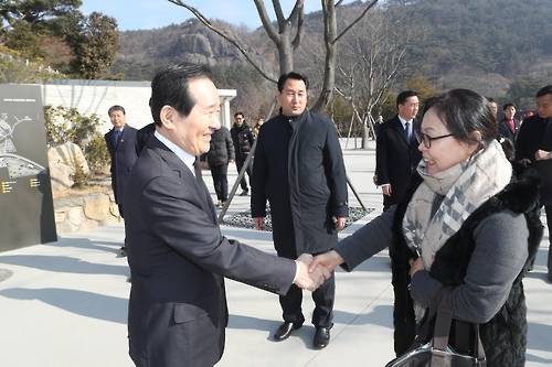 (김해=연합뉴스) 최병길 기자 = 정세균 국회의장이 4일 경남 김해시 진영읍 봉하마을 고 노무현 전 대통령 묘역을 찾은 참배객과 반갑게 인사하고 있다. 2017.2.4 choi21@yna.co.kr