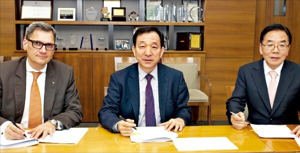 자비에르 듀퐁 발레오 사장(왼쪽부터)과 김상태 한국파워트레인 회장, 배기만 사장은 2일 합작법인 카펙발레오 설립에 합의하는 서명식을 했다. 한국파워트레인 제공