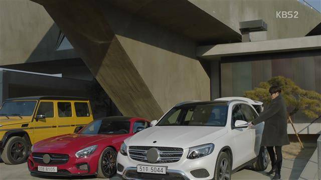메르세데스벤츠코리아는 지난해 7월 김우빈, 수지 주연의 KBS2 드라마 ‘함부로 애틋하게’에 SUV ‘GLC’ 등 대표 차종을 지원했다. 사진은 배우 김우빈이 극 중 GLC에 타는 장면.메르세데스벤츠코리아 제공 메르세데스벤츠코리아는 지난해 7월 김우빈, 수지 주연의 KBS2 드라마 ‘함부로 애틋하게’에 SUV ‘GLC’ 등 대표 차종을 지원했다. 사진은 배우 김우빈이 극 중 GLC에 타는 장면.메르세데스벤츠코리아 제공