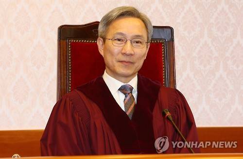 강일원 헌법재판관 (서울 사진공동취재단=연합뉴스) 박근혜 대통령 탄핵심판 사건 재판관인 강일원 헌법재판관이 30일 오후 서울 종로구 헌법재판소 소심판정에서 열린 제3회 준비절차기일에서 청구인과 피청구인의 출석여부를 확인하고 있다 2016.12.30 photo@yna.co.kr (끝)