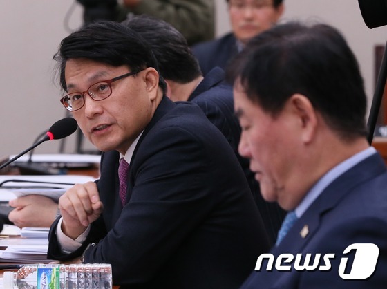 윤상현 자유한국당 의원(사진 왼쪽) 2017.2.13/뉴스1 © News1 송원영 기자