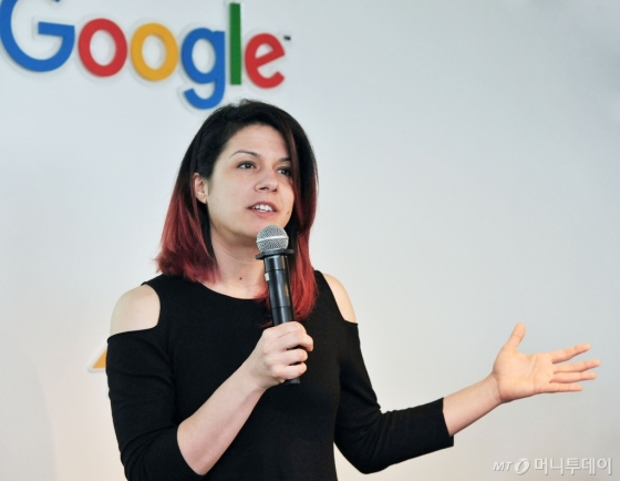 13일 역삼동 구글코리아에서 진행된 '구글 특별 포럼: 인터넷과 보안- Wild Web에서 살아남기'에서 파리사 타브리즈(Parisa Tabriz) 구글 엔지니어링 디렉터가 인터넷 보안 관련 강연을 하고 있다./ 사진=구글코리아