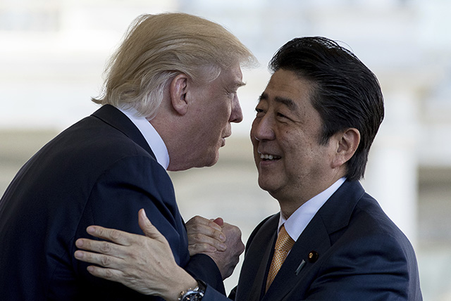 ▲ 지난 10일(현지 시각) 도널드 트럼프(왼쪽) 미국 대통령이 백악관에 도착한 아베 신조 일본 총리를 맞이하고 있다. ⓒAP=연합뉴스