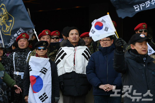 군복 입은 보구 단체 회원들이 김진태 의원과 함께 탄핵반대 집회에 참석하고 있다. (사진=이한형 기자)