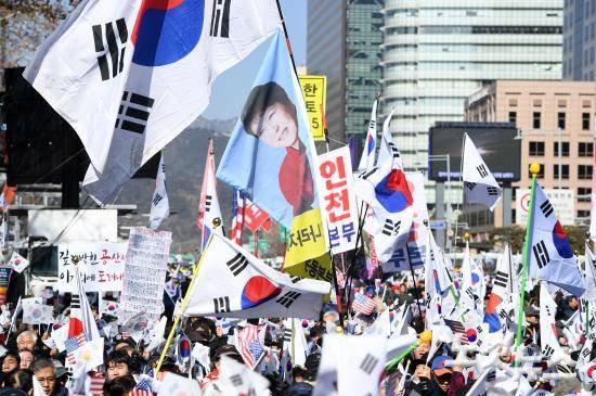 지난 11일 오후 서울 중구 덕수궁 대한문 앞에서 박근혜 대통령 탄핵 기각을 위한 국민총궐기 운동본부(탄기국) 주최로 열린 '제12차 태극기 집회' 참가자들이 태극기를 흔들며 탄핵 기각과 특검 해체 등 구호를 외치고 있다. (사진=이한형 기자)