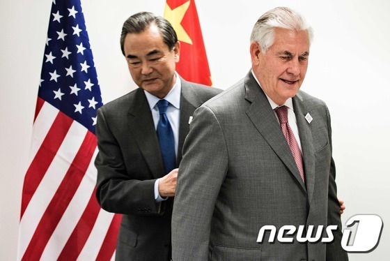 왕이(王毅) 중국 외교부장(왼쪽)과 렉스 틸러슨 미국 국무장관. © AFP=뉴스1