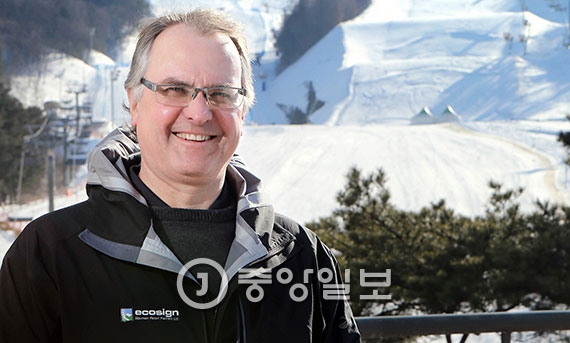스키 코스 설계의 세계적인 권위자인 데이브 펠리우스가 자신이 설계한 휘닉스 스노우파크의 슬로프스타일 코스 앞에서 활짝 웃고 있다. [평창=신인섭 기자]