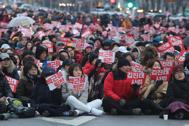 19일 열린 촛불집회에 참석한 시민들이 박근혜 퇴진과 김진태 사퇴 등을 외치고 있다.