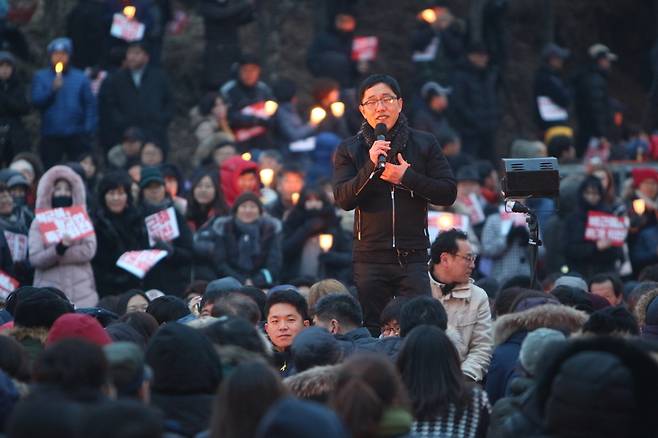 19일 열린 춘천 촛불집회에 방송인 김제동씨가 참석해 시민들과 이야기를 나누고 있다.