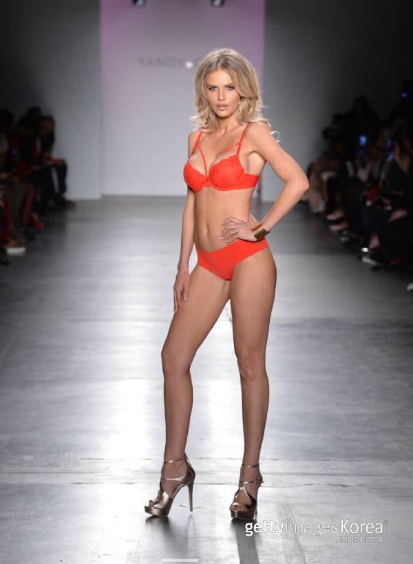 지난 14일(현지시간) 미국 뉴욕에서 열린 ‘2017 뉴욕패션위크’ 얀디 수영복쇼에서 한 모델이 런웨이를 걷고 있다. 사진|게티이미지/이매진스