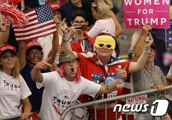플로리다주에서 열린 트럼프 대통령의 지지 연설에 참석한 관객들이 현장을 취재하는 기성 언론을 향해 손가락 욕설을 하고 있다. © AFP=뉴스1