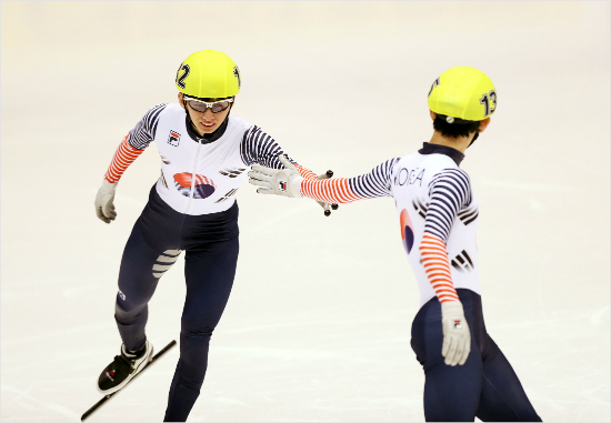 '형, 고마워요' 박세영(왼쪽)이 20일 남자 1500m에서 우승한 뒤 이정수와 하이파이브를 하고 있다.(삿포로=대한체육회)