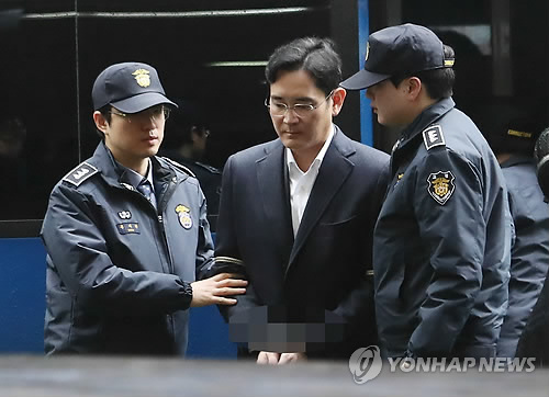이재용 삼성전자 부회장이 구속 후 세 번째 조사를 받기 위해 22일 서울 강남구 대치동 특검 사무실에 도착하고 있다.