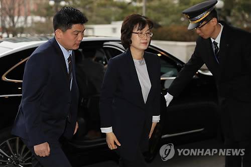 (서울=연합뉴스) 서명곤 기자 = 이정미 헌법재판소장 권한대행이 탄핵심판 16차 변론이 열린 22일 오전 서울 종로구 재동 헌법재판소로 출근하고 있다. 2017.2.22 seephoto@yna.co.kr (끝)