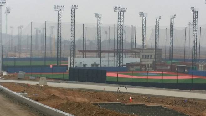 한때 미군 전투기 육상 사격장으로 쓰였던 화성시 우정읍 매향리 일대에 아시아 최대 규모의 유소년 야구장이 다음 달 준공된다.