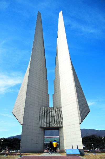 독립기념관 초입 겨레의 탑