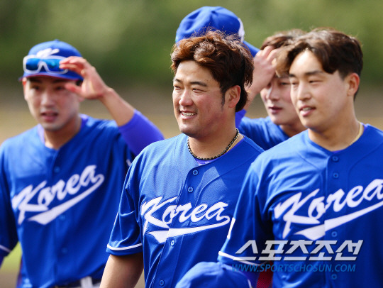 김인식 감독이 이끄는 WBC(월드베이스볼클래식) 대표팀이 13일 일본 오키나와 구시카와 구장에서 전지훈련을 했다. 훈련을 마친 선수들이 덕아웃으로 들어오고 있다.   오키나와=정재근 기자 cjg@sportschosun.com/2017.02.13/