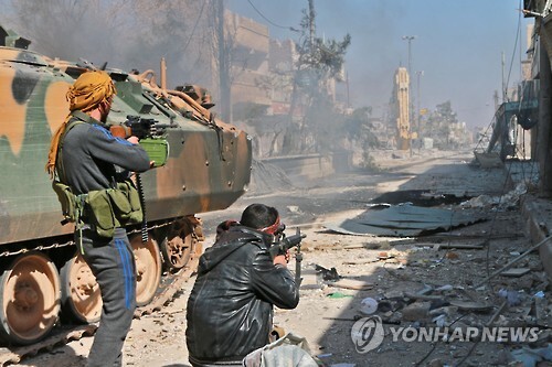 22일 터키군을 등에 업은 시리아반군 대원들이 IS의 시리아 북부 근거지 알바브로 진격하고 있다. [AFP=연합뉴스]