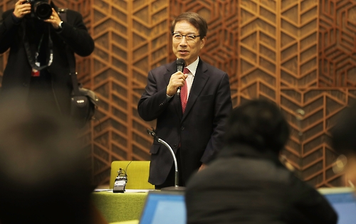 정운찬 전 총리가 24일 대전 유성구 라온컨벤션에서 기자 간담회를 하고 있다.