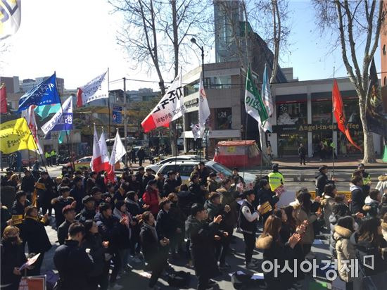 25일 오후 1시30분 서울 종로구 대학로에서 열린 '박근혜 있는 개강 없다! 박근혜 정권 즉각 퇴진!' 대학생총궐기대회 참가자들이 무대 발언자에 대해 환호를 보내고 있다.