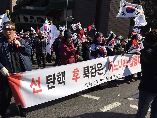 25일 오후, 서울 중구 대한문 인근에서 대통령 탄핵기각을 위한 국민 총궐기운동본부가 주최한 ‘제14차 탄핵기각 총궐기 국민대회'가 열렸다.