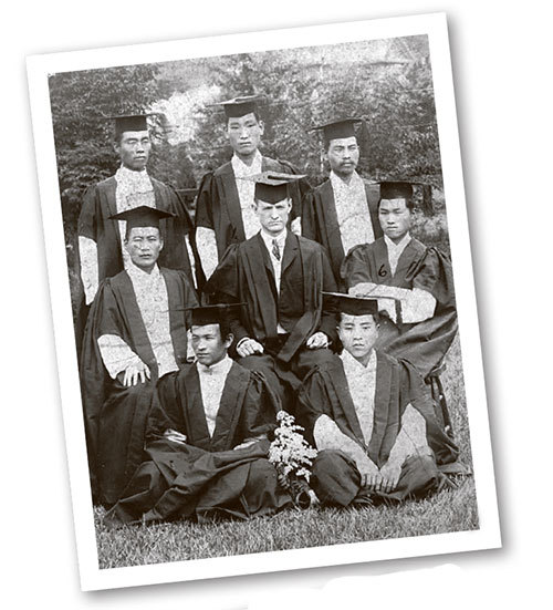1908년 제중원 1회 졸업식에서 미국에서 건너온 학위복이 처음 등장했다. [사진 연세대]