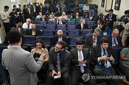 '프레스 개글'에 참석할 매체 명단 발표를 기다리고 있는 백악관 출입기자단 모습 [AFP=연합뉴스]