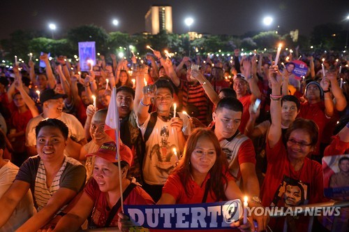 26일 밤 필리핀 마닐라에서 두테르테 대통령 지지 시위[AFP=연합뉴스]