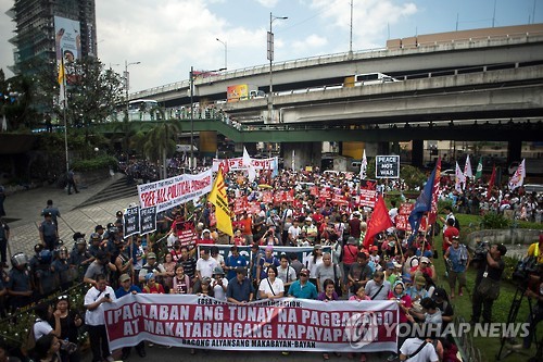 25일 필리핀 피플파워 혁명 31주년 행사 참석자들의 거리행진 모습[AFP=연합뉴스]