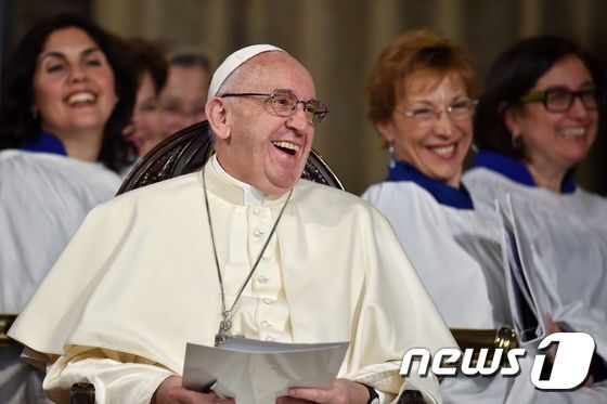 프란치스코 교황이 26일(현지시간) 사상 처음으로 로마 성공회 교회 '올세인츠'를 방문했다. © AFP=뉴스1