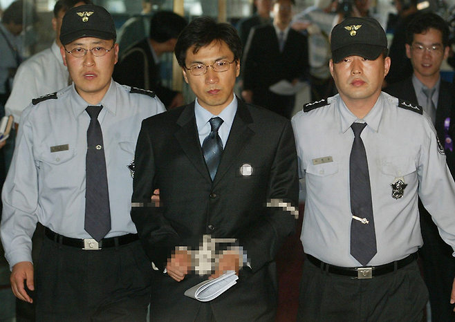 2004년 4월20일 헌법재판소에서 열린 노무현 대통령 탄핵 공개변론에 안희정 증인이 입장하고 있다. © 사진공동취재단