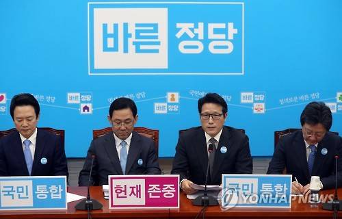 (서울=연합뉴스) 신준희 기자 = 2일 오전 서울 여의도 국회에서 열린 바른정당 최고위원회의에서 정병국 대표(오른쪽 두번째)가 모두발언을 하고 있다. hama@yna.co.kr