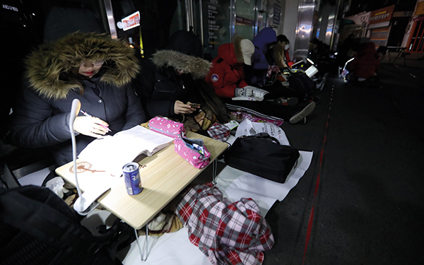 ⓒ연합뉴스 1월15일, 서울 노량진동 경찰학원 앞에서 공시생들이 고정자리 배정을 기다리며 공부를 하고 있다.