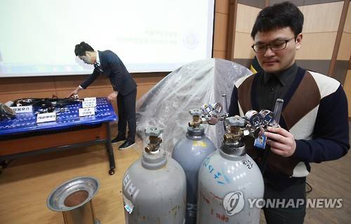 (서울=연합뉴스) 홍해인 기자 = 2일 오전 서울 내자동 서울지방경찰청에서 사이버안전과 관계자들이 SNS를 통해 질소가스 등을 이용한 자살 방법을 광고하고 질소가스, 번개탄, 텐트 등 일명 '자살세트'를 대행 설치·판매한 혐의로 구속된 피의자들로부터 압수한 물품을 언론에 공개하고 있다. 2017.3.3 hihong@yna.co.kr