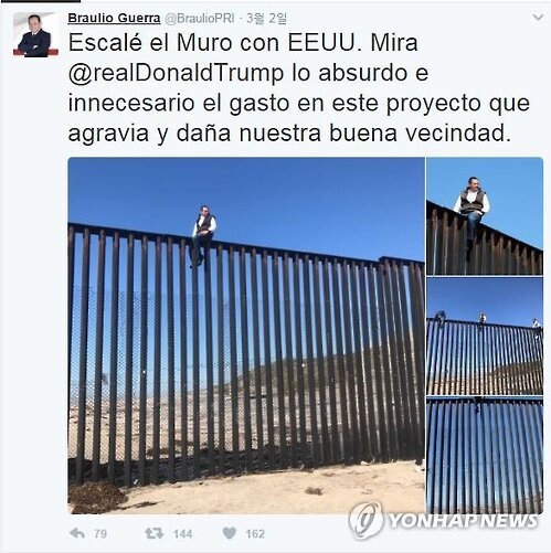 (서울=연합뉴스) 멕시코인들의 밀입국을 막기 위해 도널드 트럼프 미국 대통령이 멕시코-미국 국경에 거대한 장벽을 설치하려 하자 멕시코 의회 의원이 장벽의 무용성을 보여주기 위해 직접 장벽 위로 올라갔다.      멕시코 케레타로 주 출신인 브라울리오 게라 의원은 높이 9ｍ의 양국 국경장벽에 기어 올라간 뒤 이 모습을 담은 사진을 지난 2일 자신의 트위터 계정에 올렸다고 미국 의회 전문지 '더 힐'이 보도했다. 2017.3.3 [게라 의원 트위터 캡처=연합뉴스]