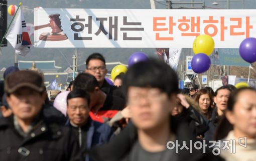 4일 오후 서울 종로 광화문광장에서 19차 범국민행동 사전대회로 한국여성단체연합이 진행하는 '여성대회: 우리가 민주주의를 구한다'가 진행중이다.