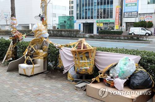 (부산=연합뉴스) 김선호 기자 = 소녀상 설치 찬반을 둘러싼 시민 사이의 갈등이 도를 넘고 있다. 4일 부산 동구 일본영사관 앞 소녀상 인근에 소녀상 이전을 주장하는 남성이 갖다놓은 쓰레기로 어지럽다. 2017.3.4 wink@yna.co.kr