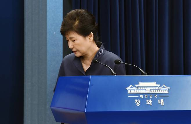 사진은 지난해 10월 25일 박대통령의 최순실 국정농단 사건과 관련해 기자회견을 열어 대국민 사과를 하는 모습.  청와대사진기자단