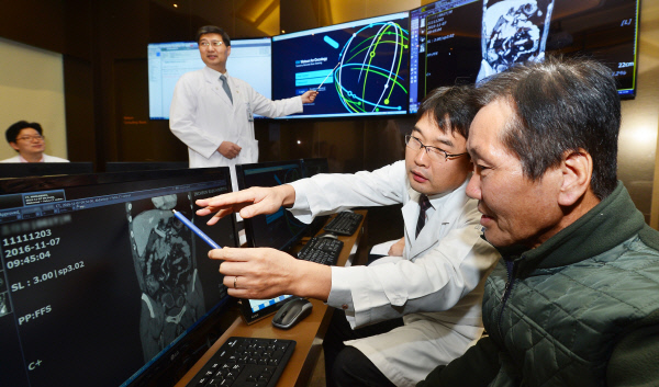 인천 남동구 가천대 길병원 본관 1층 ‘IBM 왓슨 인공지능 암센터’에서 전문의들이 왓슨(중앙 컴퓨터 화면)의 치료책에 대해 설명하고 있다.  가천대 길병원 제공