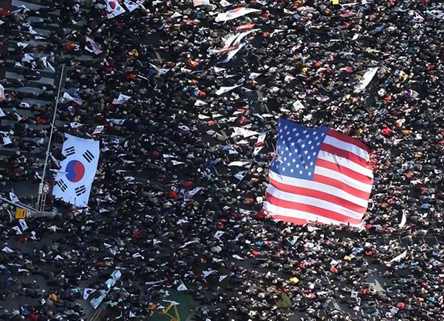 ▲ 지난 2월 18일 서울시청 앞에서 열린 탄핵 반대 집회에 태극기보다 큰 성조기가 등장했다. ⓒ연합뉴스