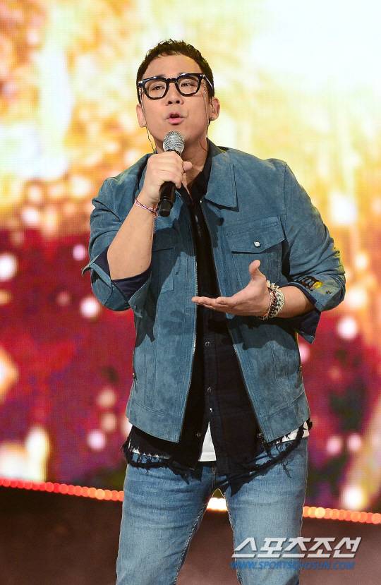 MBC 뮤직 음악 프로그램 '쇼챔피언' 무대가 8일 오후 경기도 고양시 MBC 드림센터에서 열렸다. 더 레이가 멋진 무대를 선보이고 있다. 고양=정재근 기자 cjg@sportschosun.com/2017.03.08/