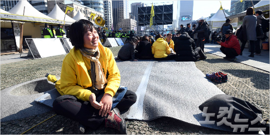 박근혜 대통령 탄핵이 인용된 10일 오후 서울 광화문광장에서 한 세월호 피해자 가족이 미소를 짓고 있다. 황진환기자