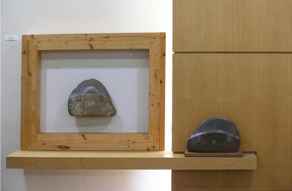 조각가 양문기의 작품. 양문기는 루이비통이나 샤넬 등 명품 핸드백을 돌로 만들어 내는 조각가로 유명하다. 왼쪽이 시몬느의 0914제품.