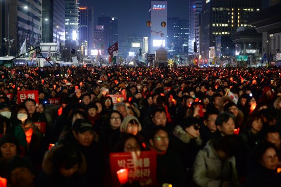 지난 4일 오후 서울 광화문광장에서 열린 박근혜 대통령 탄핵 촉구 '19차 범국민행동의 날' 촛불집회에서 참가한 시민들이 촛불을 들고 있다. <뉴시스>