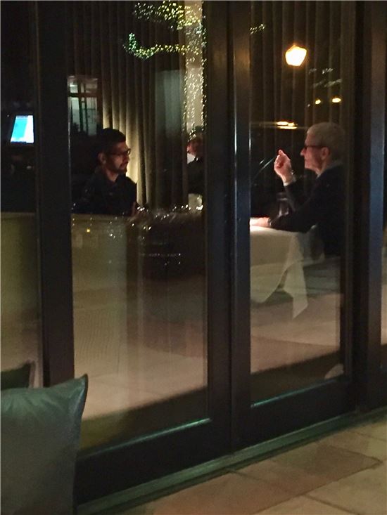 팀 쿡 애플 CEO와 순다 피차이 구글 CEO의 저녁식사 자리(사진=CNBC)