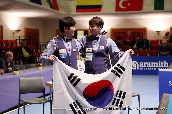 최성원(왼쪽)과 김재근이 13일 독일 피어젠에서 열린 제31회 세계 팀 3쿠션선수권대회에서 우승한 뒤 태극기를 들고 기뻐하고 있다.  사진 대한당구연맹 제공